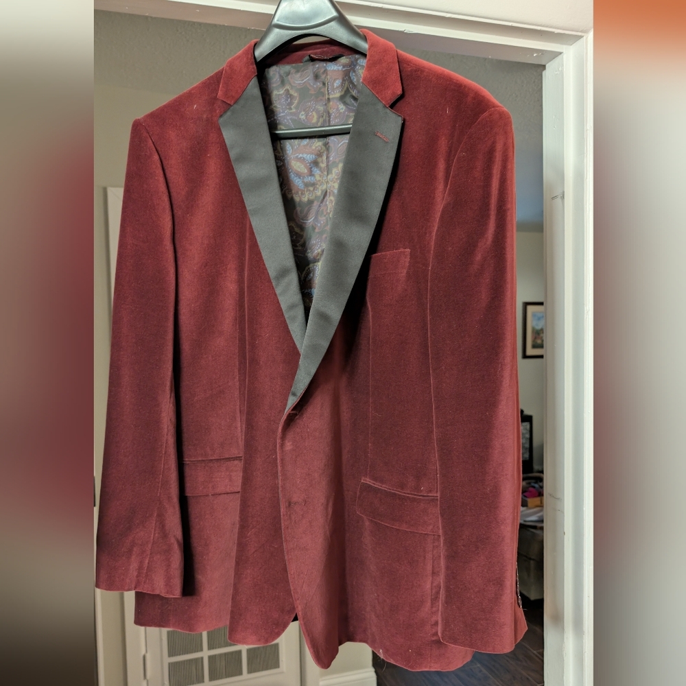 Luxurious Velvet Blazer with Contrasting Lapel